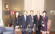 박희태·조윤선 의원, MB특사로 칠레 신임 대통령 예방