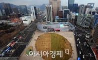 [포토] 새 옷으로 갈아 입는 서울광장