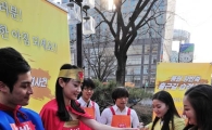 [포토] '원더우먼이 직장인들의 아침을 책임집니다~'