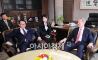 [포토] 아시아미디어그룹 방문한 록펠러 5세