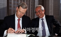 [포토] 록펠러가 책에 싸인하는 록펠러 5세