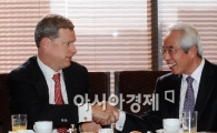[포토] 인사 나누는 록펠러 5세