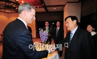 [포토] 한국기업인과 환담을 나누는 록펠러 5세