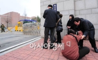 [포토] 해군 2함대 사령부 앞에서 주저 앉은 실종자 가족들