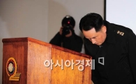 [포토] 고개숙인 천안함 함장 최원일 중령