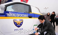 [포토] 전기차 충전 '참, 쉽죠~잉'
