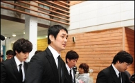 고 최진영, 한 줌의 재로…母 "나도 데려가 달라" 통곡 