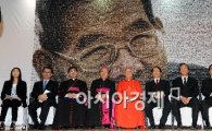 [포토] 김수환 추기경 앞에 모인 참석자들