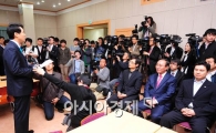 [포토] "앉아 있기 거북하구만.."