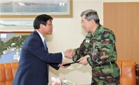 [포토]무협, 해군2함대 사령부에 천안함 성금 전달