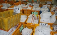 [포토]부재자투표용지 발송으로 분주한 우체국 