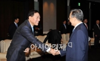 [포토] 원자바오 총리와 인사 나누는 이윤우 부회장