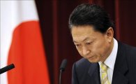 '식민지배 사과' 하토야마 전 총리, 도쿄서 우익단체 車에 포위 위협당해