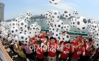 [포토]하늘을 수놓은 축구공 풍선