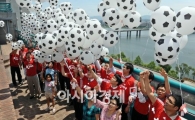 [포토]16강 염원을 담은 축구공 풍선