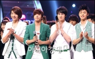 씨엔블루, '인기가요'서 '러브'로 1위 차지 