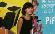 [포토]'피판(PiFan) 레이디' 황정음, 조심스럽게 계단 올라