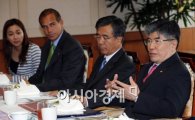 [포토]금융현안 논의하는 김중수 총재