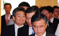 [포토] 고개숙인 이종휘 우리은행장