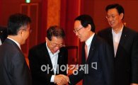 [포토] 은행장들과 인사 나누는 김종창 금감원장