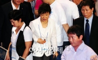 [포토] 투표하기 위해 기다리는 박근혜 전 대표