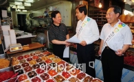[포토] 시장상인들 만나는 김정태 하나은행장