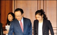 [포토]사공일 위원장 안내받는 'VIP' 김연아