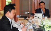 [포토]기자회견 지켜보는 전 프로복싱 세계챔피언 홍수환