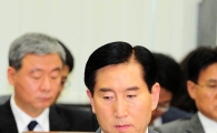 [포토] 자료 정리하는 조현오 내정자