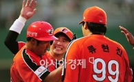 [포토]류현진 '(이)양기 홈런 고마워'