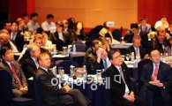 [포토] 국제금융컨퍼런스 참석한 사공일 위원장