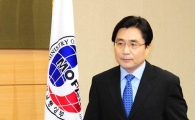 [포토] 이란제재 방안 담긴 서류를 들고..