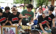 [포토]노라조 조빈, 태국 아이들 위해 따뜻한 온정 '훈훈'