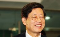 [포토] '김황식 총리 후보자, 설레는 출근길'