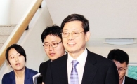 [포토] 출근하는 김황식 총리 후보자