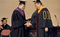 [포토]명예박사 학위 받는 이건희 회장