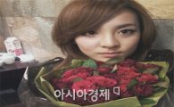 2NE1 산다라박, 장미꽃과 함께 '찰칵'.."막 찍어도 화보"