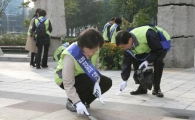 신연희 강남구청장, G20정상회의 대비 도로 껌 제거  