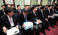 [포토] 답변 준비에 분주한 기획재정위