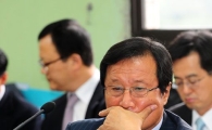 [포토] 노트북으로 자료 살펴보는 윤증현 장관