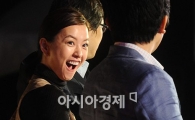 [포토]정유미, 마이크 '쿵' 소리에 깜짝!