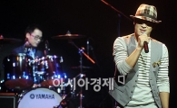 [포토]리치, 하현곤 드럼 연주에 맞춰
