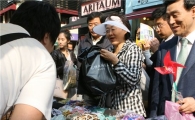 [동정]신연희 강남구청장, 패션 바자회서 구매 