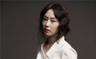 강예원, 패션화보서 오묘한 매력의 '하녀' 변신