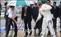 [포토]F1 '김황식 총리님 가시는 길, 고이 닦아드리오리다'