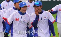 [AG]야구 대표팀, 女축구 대표팀 상대로 '발재간' 뽐내
