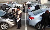 [포토]경쟁車 꼼꼼히 살펴보는 GM대우 임직원
