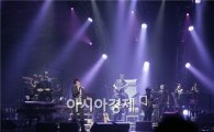 이적 '2010-그대랑' 전국 투어 첫포문, 서울 공연 '환호'