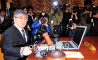 [포토] 금리 인상을 알리는 김중수 총재