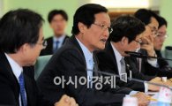 [포토] 연평도 관련 발언하는 윤증현 장관